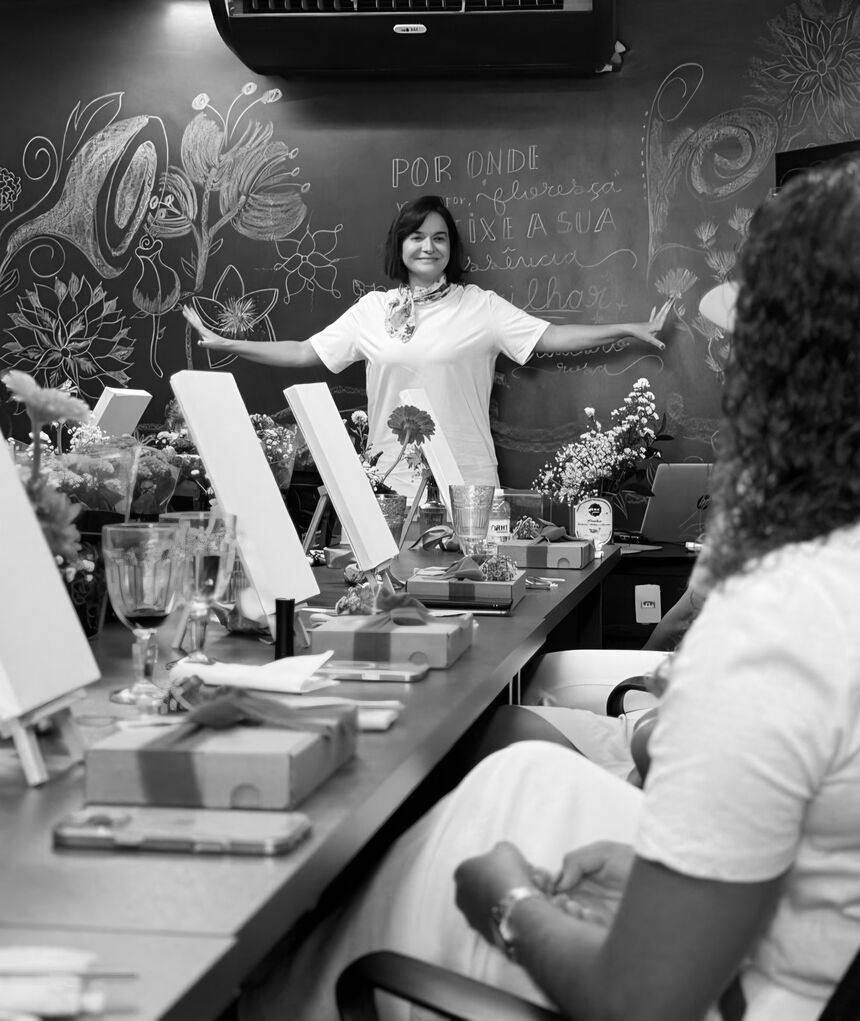 Tahís Menezes conduzindo workshop com grupo de participantes